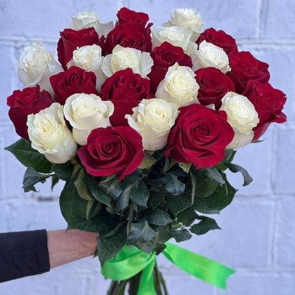 Букет «Баланс» из красных и белых роз - купить с доставкой в по Перхушково