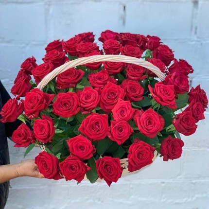 Корзинка "Моей королеве" из красных роз с доставкой в по Перхушково